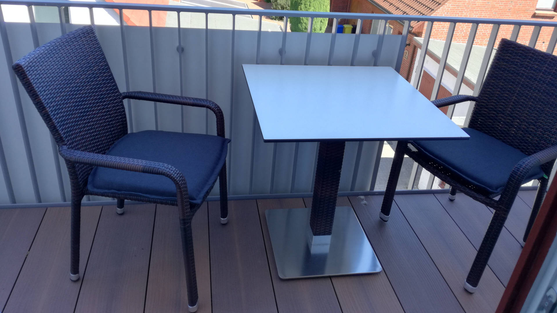 Terrassenstuhl Modus mit Edelstahl Tischgestell Mezza und Hol Tischplatte Terrassenstühle Arne